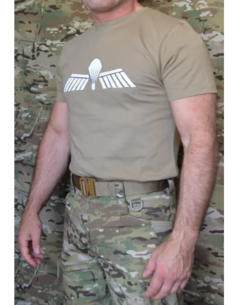 ParaWings T-shirt i MTS-Khaki, Hvid stor hollandsk vinge på bryst/sort Airborne på ryg