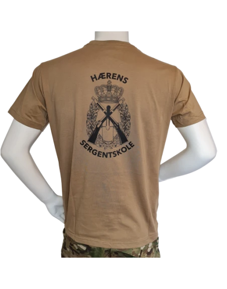 LANCER T-shirt i MTS-Khaki, m. Hærens Sergentskoles enhedsmærke trykt på brystet