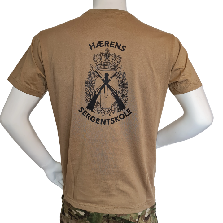 LANCER T-shirt i MTS-Khaki, m. Hærens Sergentskoles enhedsmærke trykt på brystet